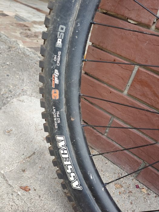 Vând roată față MTB 29”, potrivită pentru Enduro, Downhill și Trail.