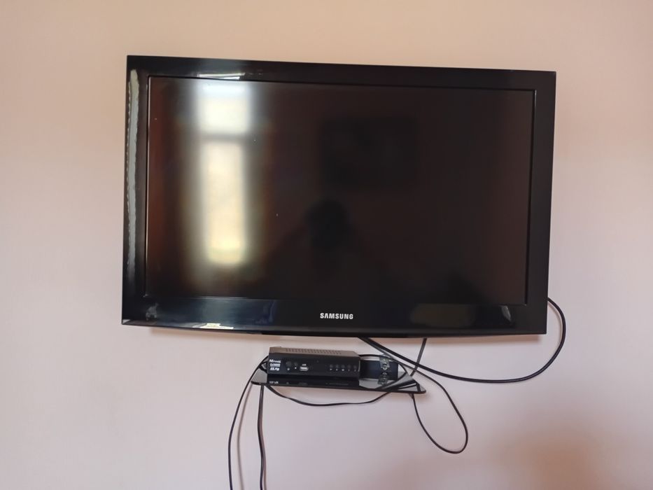 Bu televizor ideal xolatta tunelcha va devorga qotiradigan ham berilad