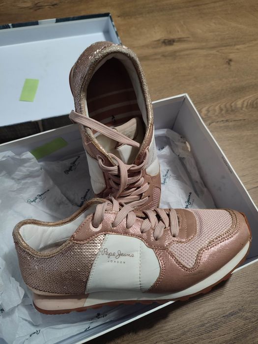 Дамски маратонки Pepe Jeans обувани два пъти целите със златни паети.