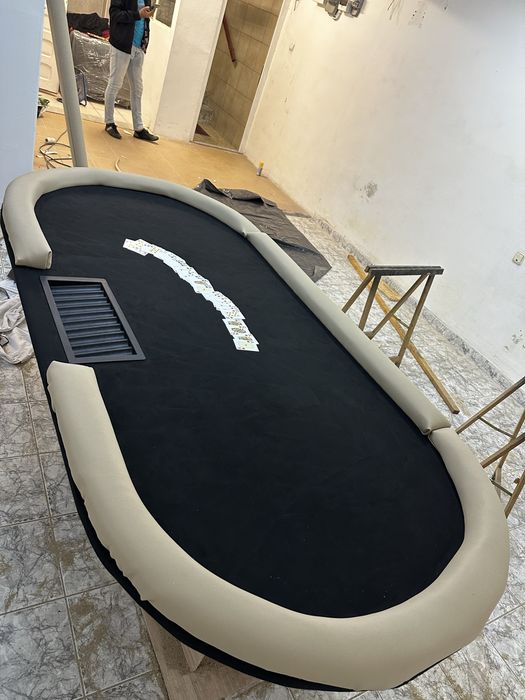 Vand urgent masa mare de poker