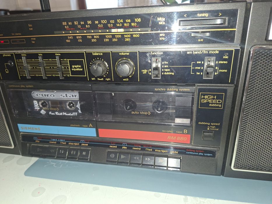 Siemens RM 880, sistem audio cu dublu deck, egalizator, radio 4 benzi ( Antena Satelor  ), boxe detașabile