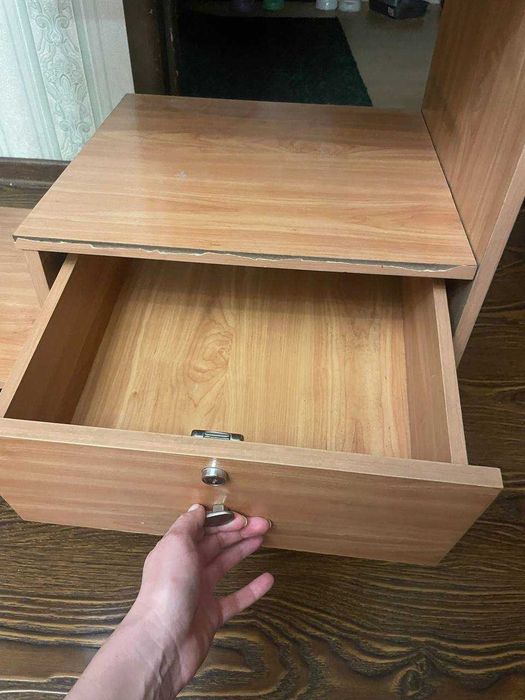 продам столик компьютерный