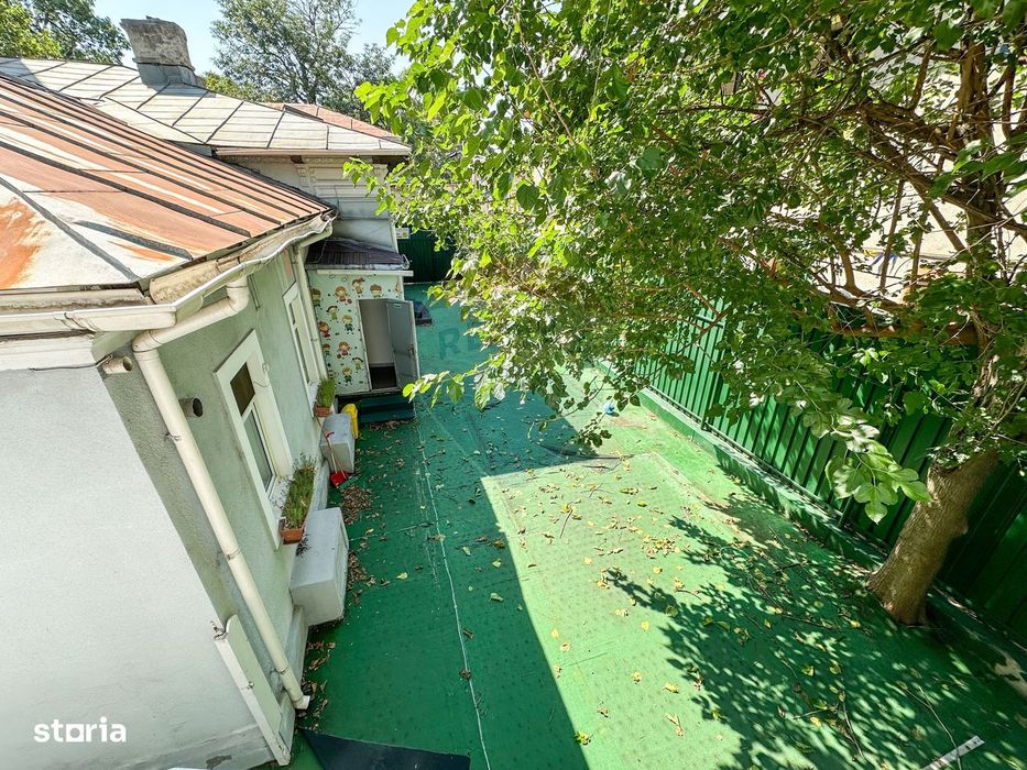 Spatiu comercial | doua cladiri, curte proprie | 300 mp |