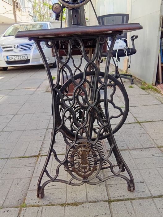 Крачна шевна машина Singer