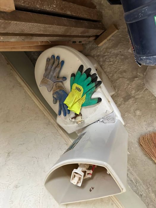 Унитаз и ванна сотилади