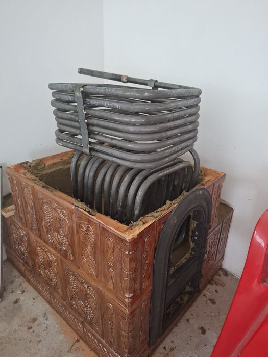 Sobe de teracota cu serpentina.