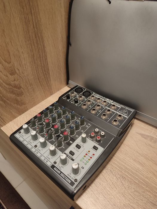 Vând mixer Behringer xenyx 802