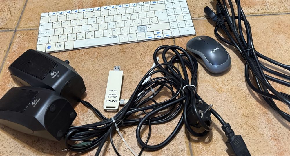 Компютърна конфигурация с инсталиран Windows 10 Pro ,с wifi модем.