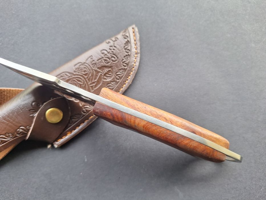 Ловен нож с кожена кания