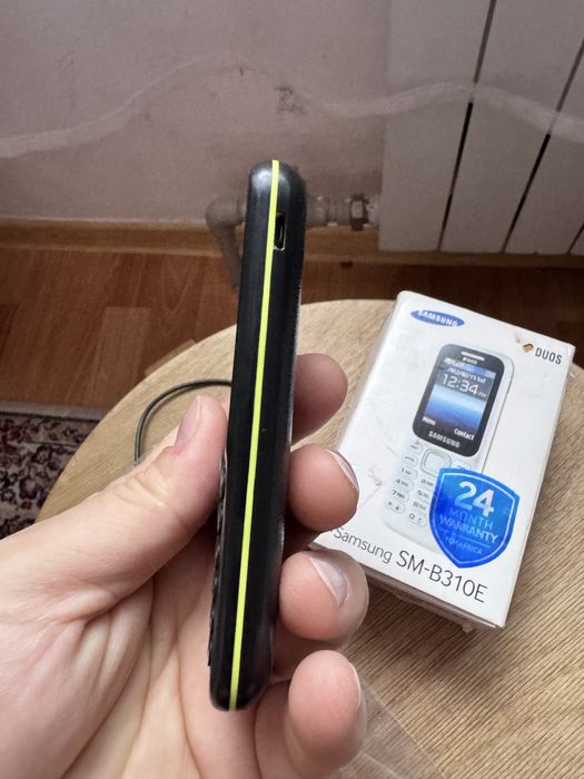 Мобильный телефон Samsung.