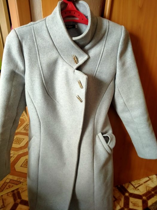 Продаю желетку теплую. Плащи