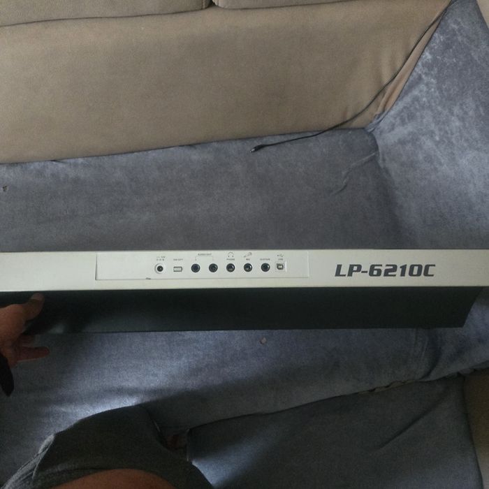 Синтезатор LP-6210C