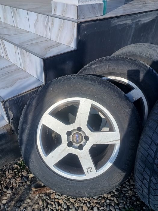 Vând roți originale Volvo pe 17