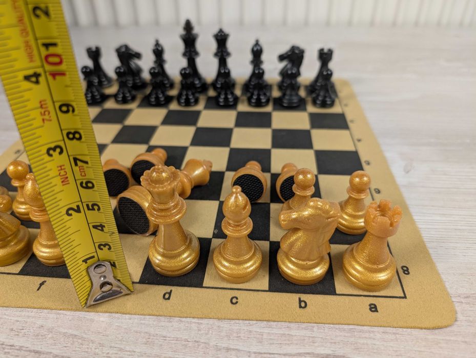 Set Piese de Șah Și Dame din Rășină AURIU/NEGRU (Ideal pentru cadou)