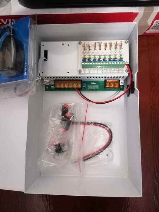 Kit DVR Hikvision, 4 camere analogice zoom motorizat + o camera IP