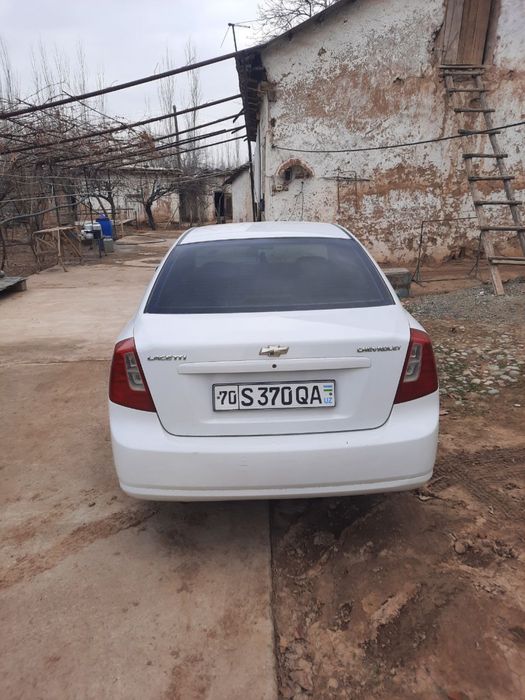 Lacetti 1.8 sotiladi