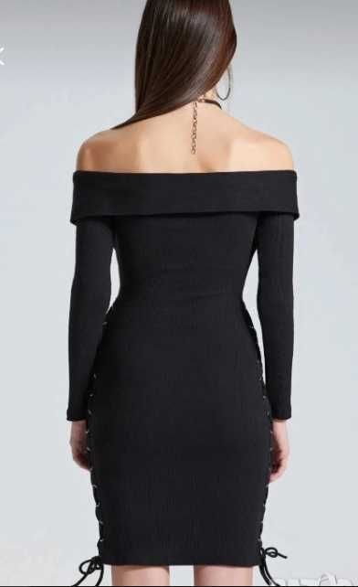 Черна елегантна черна рокля с голи рамена и връзки