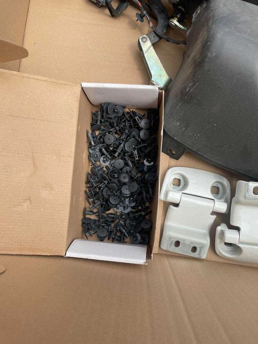 Кори за товарен отсек, клипсове,буфери задна броня