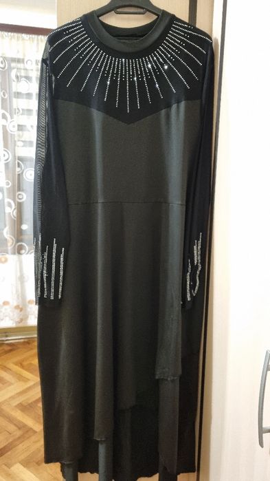 Рокля с мрежест детайл на деколтето и ръкавите, гарниран с камъчета.