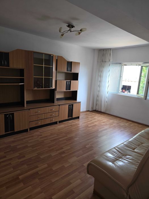 Vand apartament cu 2 camere.
