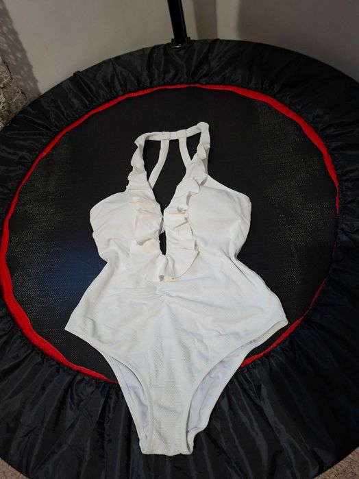 Бански костюми. Черен и бял.