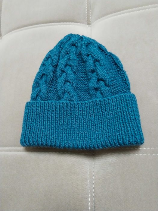 Продам вязанную шапку.