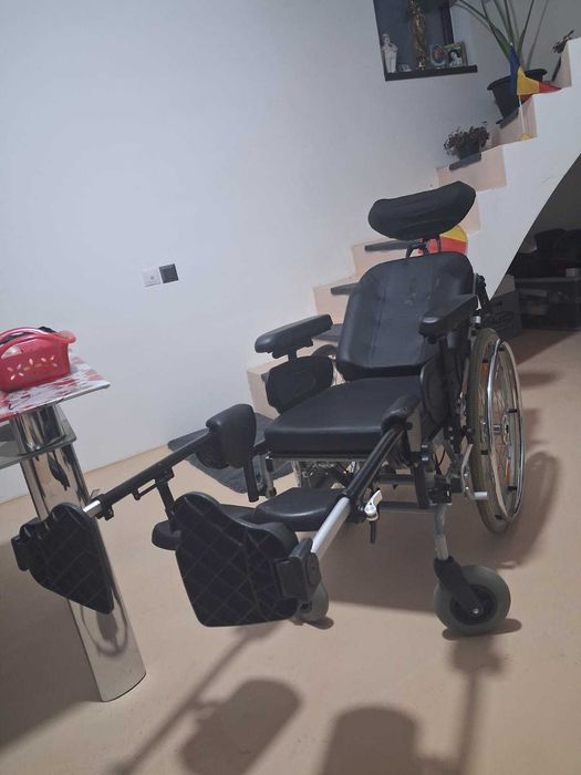 Vand scaun fotoliu persoane cu handicap impreuna cu cadru.