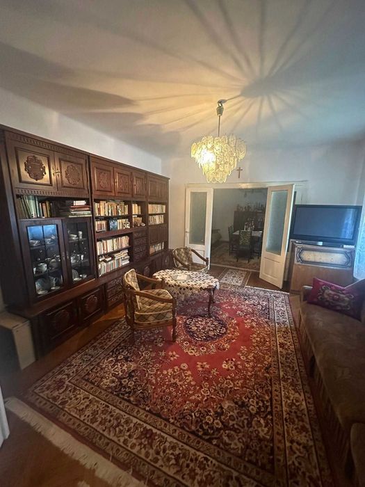 Oportunitate Unică în Zona Central –Casă Spațioasă+Garsonieră+2 Garaje