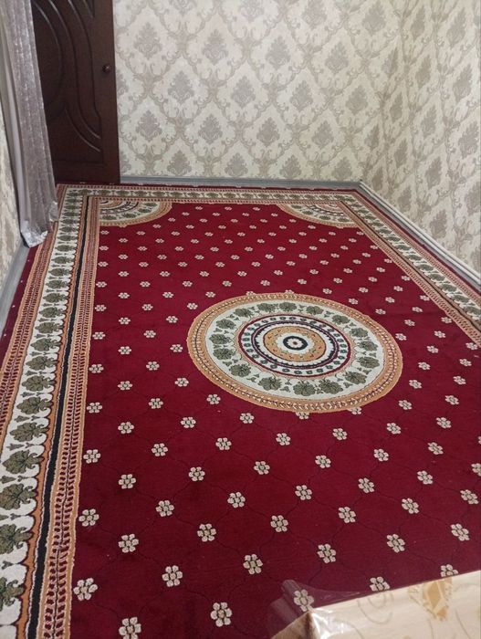 Gilam sotiladi razmer 3/5 iwlatilgan lekin yahwi