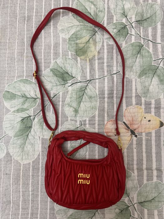 Сумки продаются miu miu и longchamp