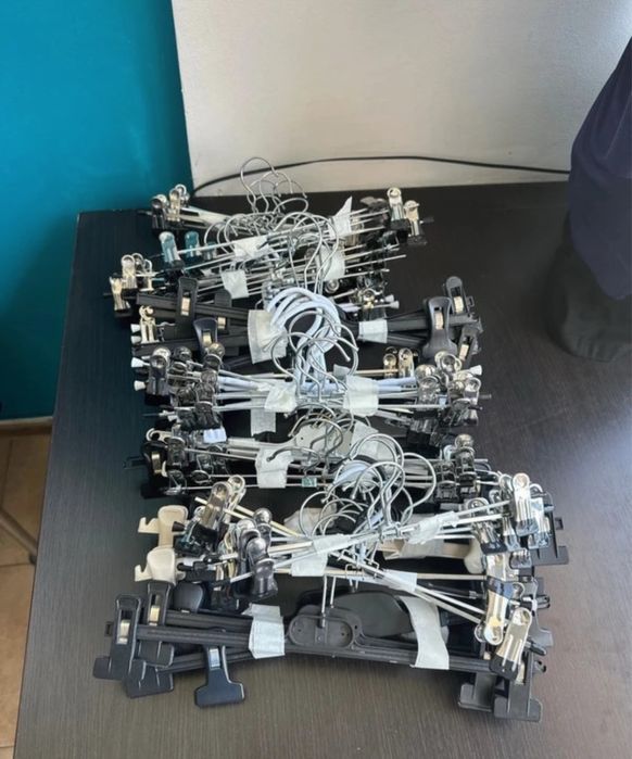 Umerase cu clips pentru pantaloni si fuste