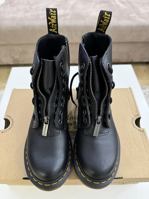 Чисто нови боти Dr. Martens