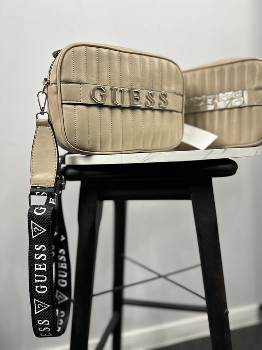Guess дамска чанта през рамо / crossbody – бяла и бежова, нов модел