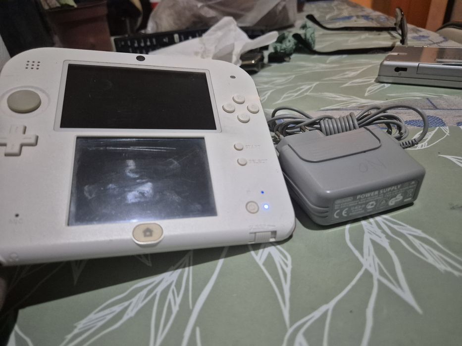 Consola portabila de colecție Nintendo 2DS +1  joc compatibil
