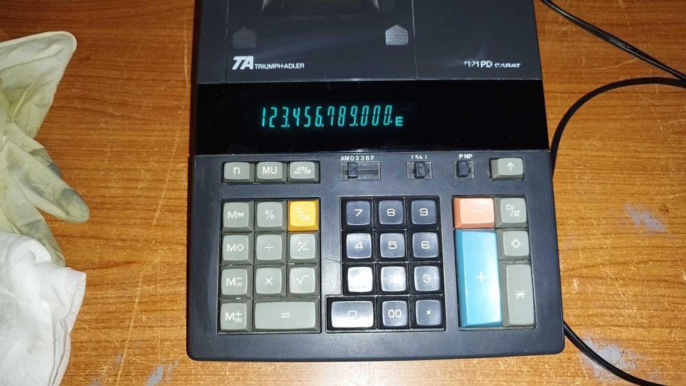 Triumph-Adler AG D -8600 Печатащ настолен калкулатор с лента