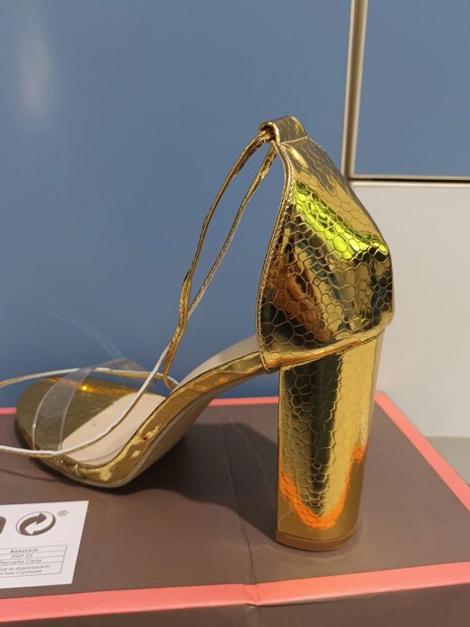 Sandale cu toc aurii