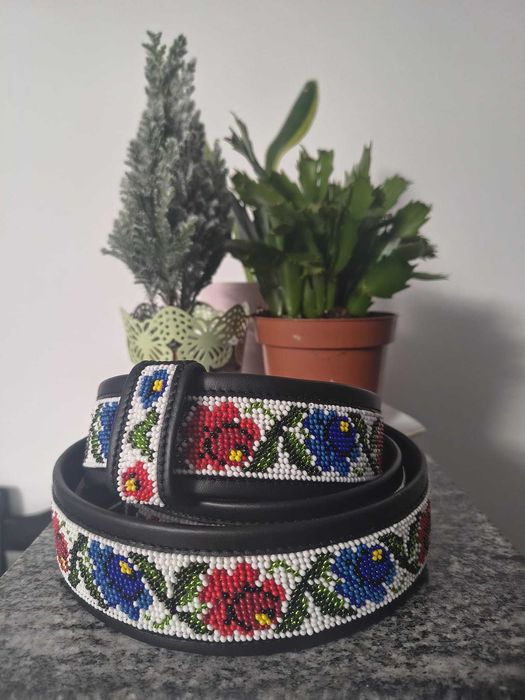 Vând Curea cusută manual cu mărgele