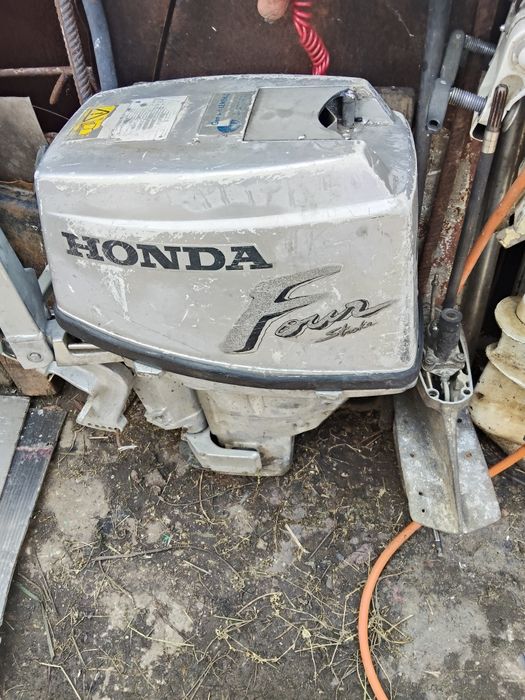Vând sau schinb 2 motoare.Honda 9.9 și Jhonson 15 cp