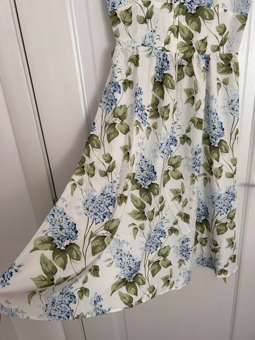 Rochie albă cu imprimeu albastru și verde