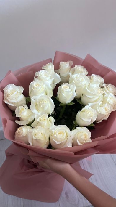 Белые розы, свежие