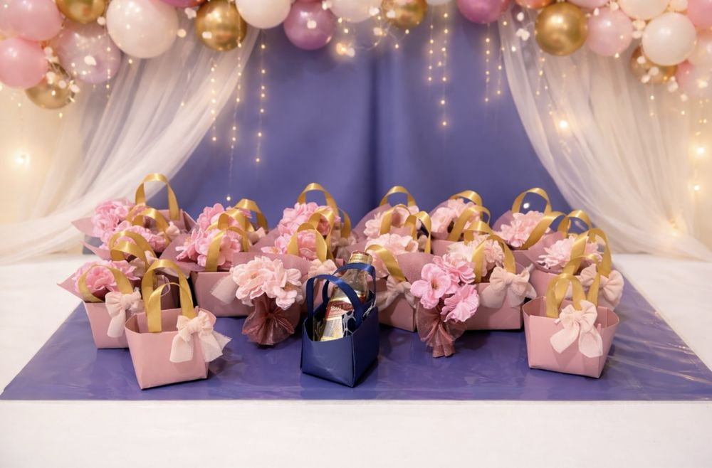 Мини чантички с мини букет от черешов цвят и сърца с букет