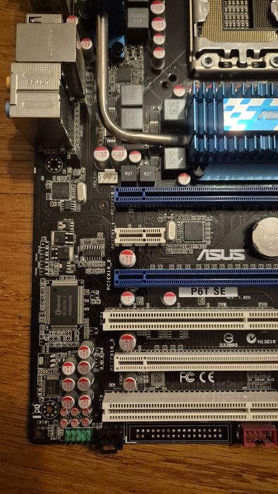 Kit Placă de Bază ASUS P6T SE + Procesor Intel i7-920 + I/O Shield
