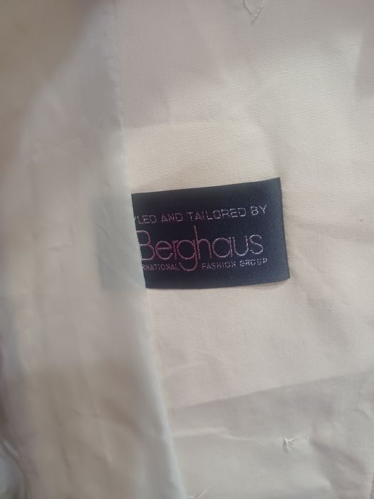 Продаётся повседневности фирменный плащи