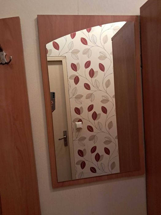 Огледало и закачалка за дрехи