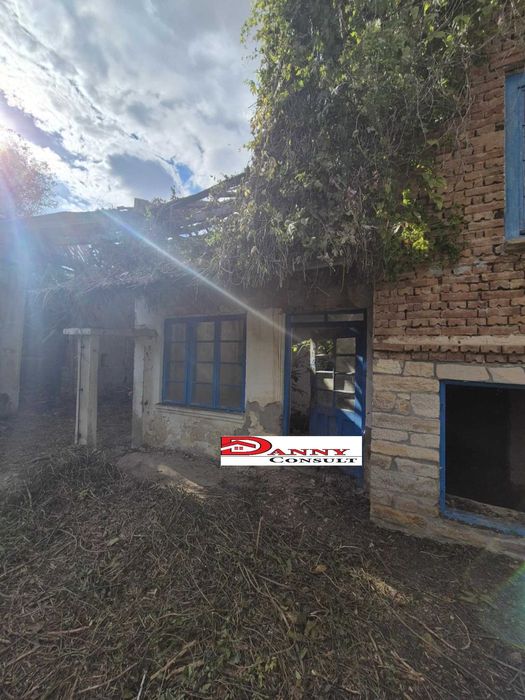 Двуетажна стара къща с двор в с. Обединение - обл. Велико Търново