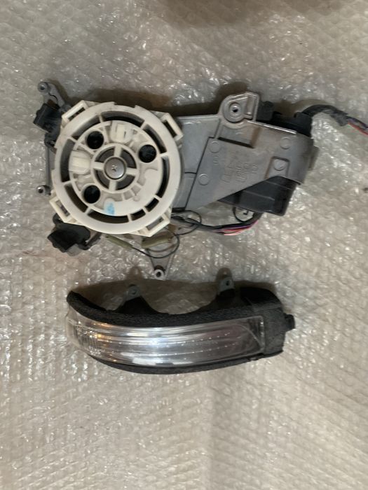 На Тойота Прадо 150 поворотник в боковом зеркале и двигатель зеркала п