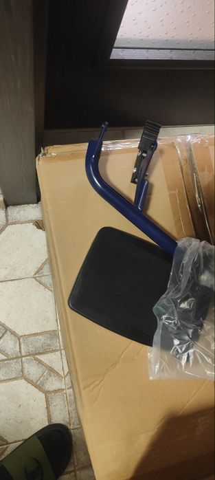 Стол за баня и тоалетна с колелца