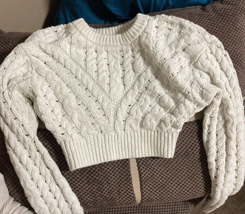 Бяла къса зимна блуза