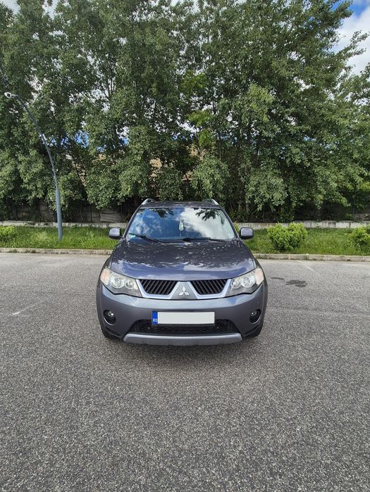 Mitsubishi Outlander 2.0 TDI-140 CP 4x4 decuplabil la buton