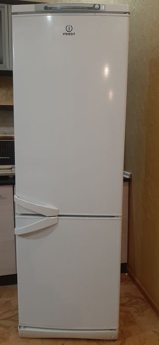Холодильник бу индезит продам срочно